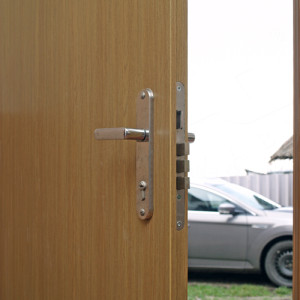 ADLO - Sicherheitstr LISBEO, glattes Design, Eingangstr in ein Arbeitszimmer, ADLO Trzarge mit Holzdekor